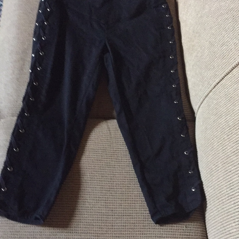 Like New Venus Capris